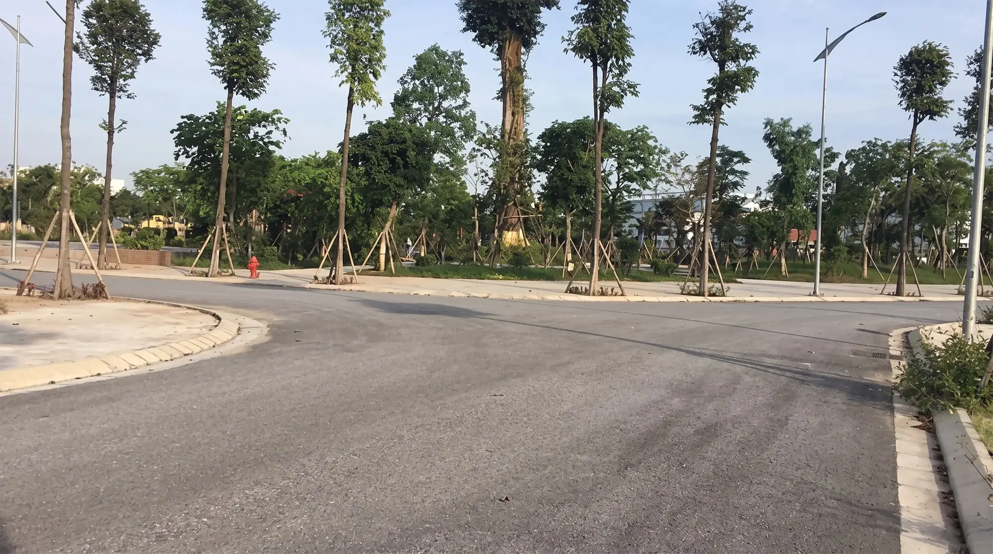 Hình ảnh tiến độ thi công Forestia Park Hưng Yên ghi nhận nút giao nội khu đã hoàn thiện mặt đường, vỉa hè, cây xanh và cảnh quan công viên xung quanh.
