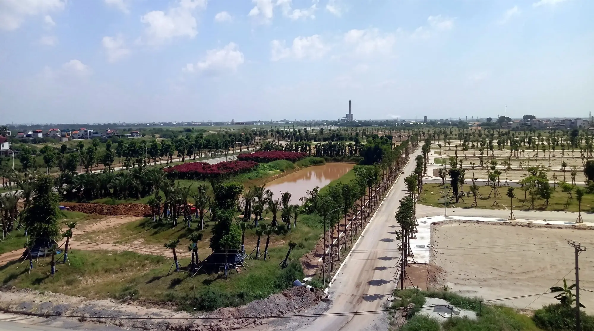 Tiến độ thi công Forestia Park Hưng Yên ghi nhận hạ tầng cảnh quan, hồ điều hòa trung tâm và các tuyến đường nội khu đang được triển khai đồng bộ.